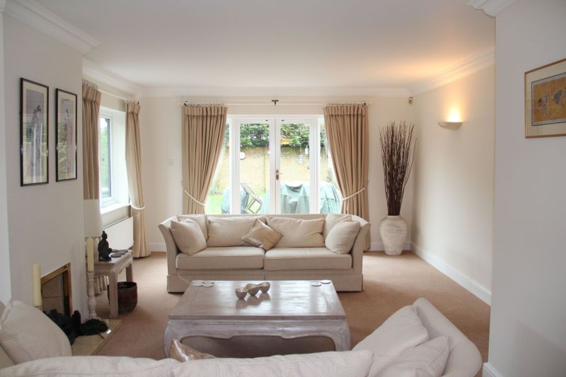 Dulux almond white