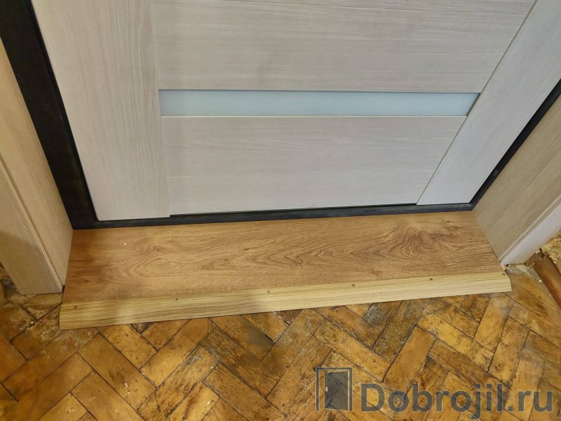 Порог у входной двери в квартире