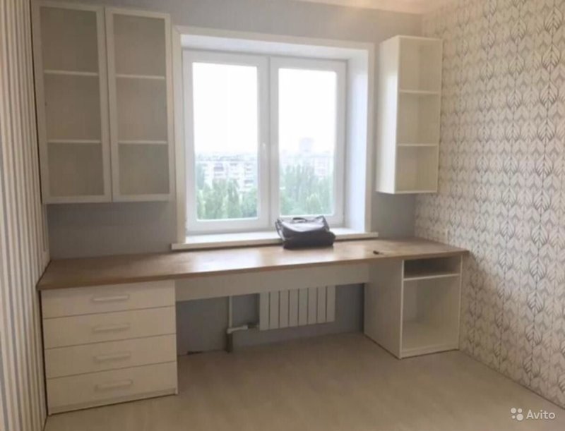 Стол вдоль окна