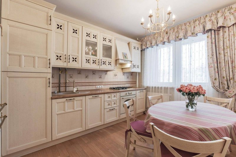 Кухня в классическом стиле светлая