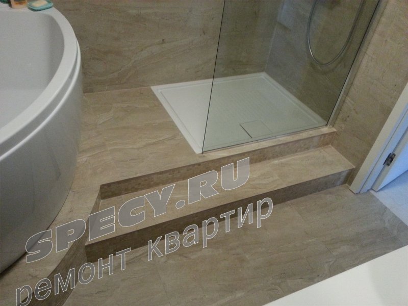 Ванна на подиуме со ступенькой