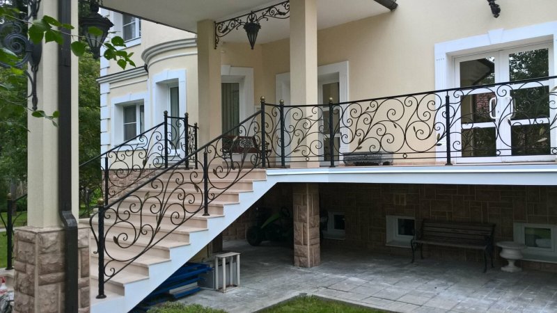 Кованые перила для балкона в частном доме