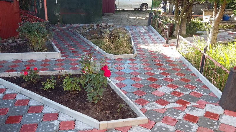 Тротуарная плитка во дворе частного дома