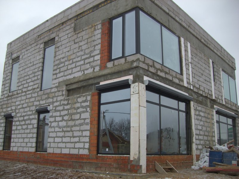 Панорамное окно в доме из газобетона