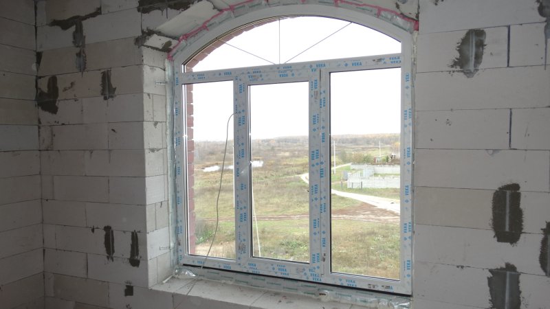Панорамное окно в доме из газобетона