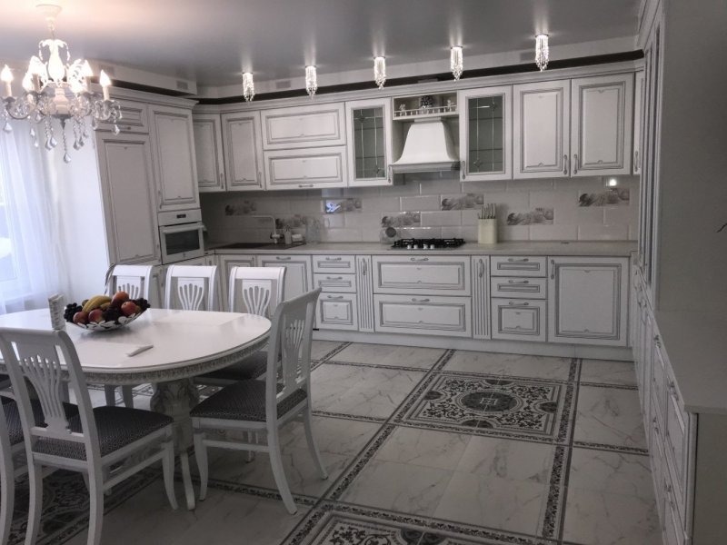 Кухня в классическом стиле белая