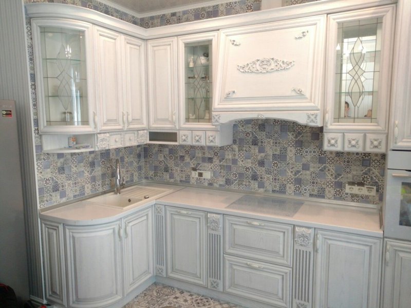 Кухня классика светлая с патиной