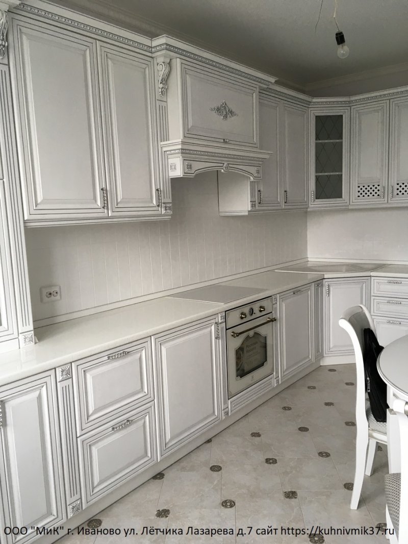 Кухня классика белая с серебряной патиной