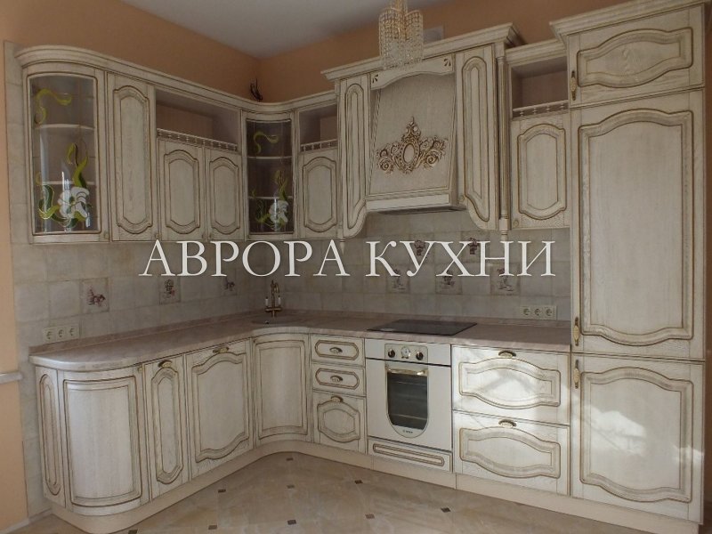 Кухня классика светлая с патиной