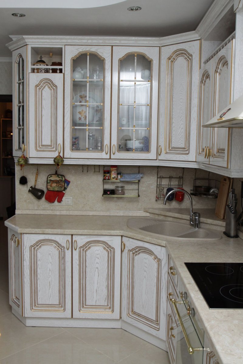 Кухня классика светлая с патиной