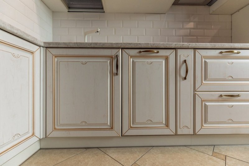 Кухня классика светлая с патиной
