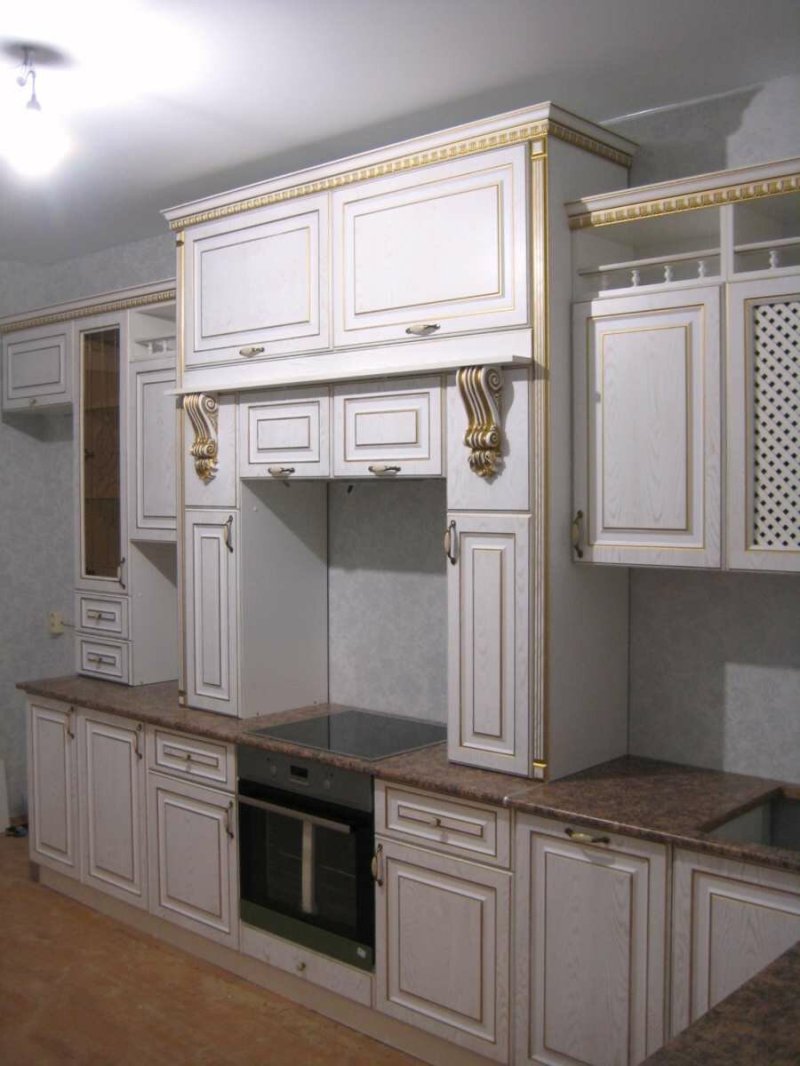 Кухня классика светлая с патиной