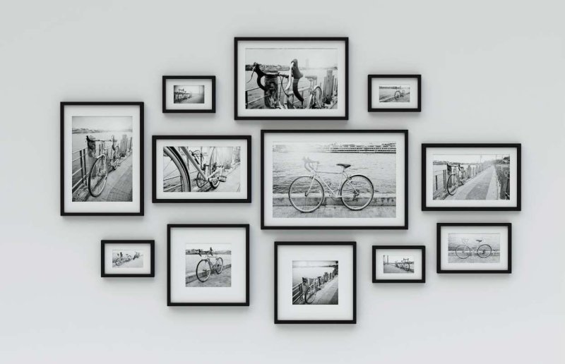 Композиция из рамок для фотографий на стене