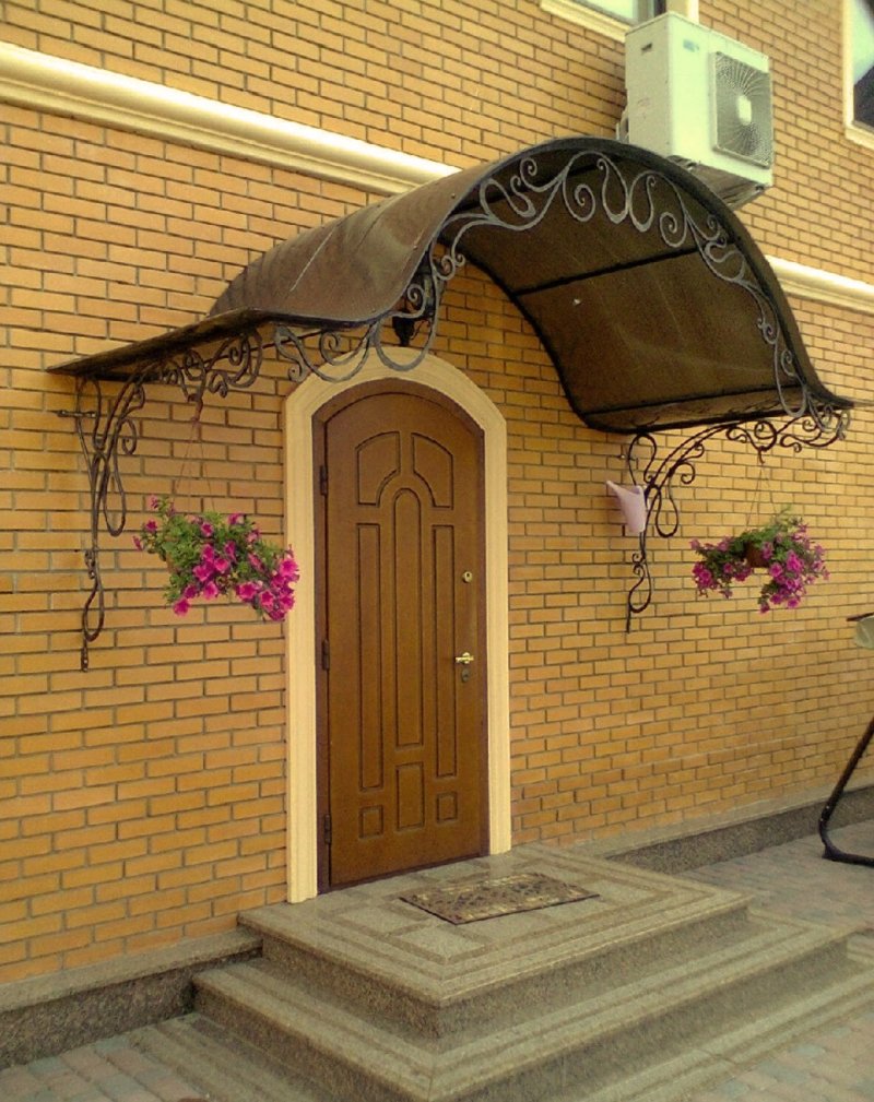Кованые козырьки над крыльцом