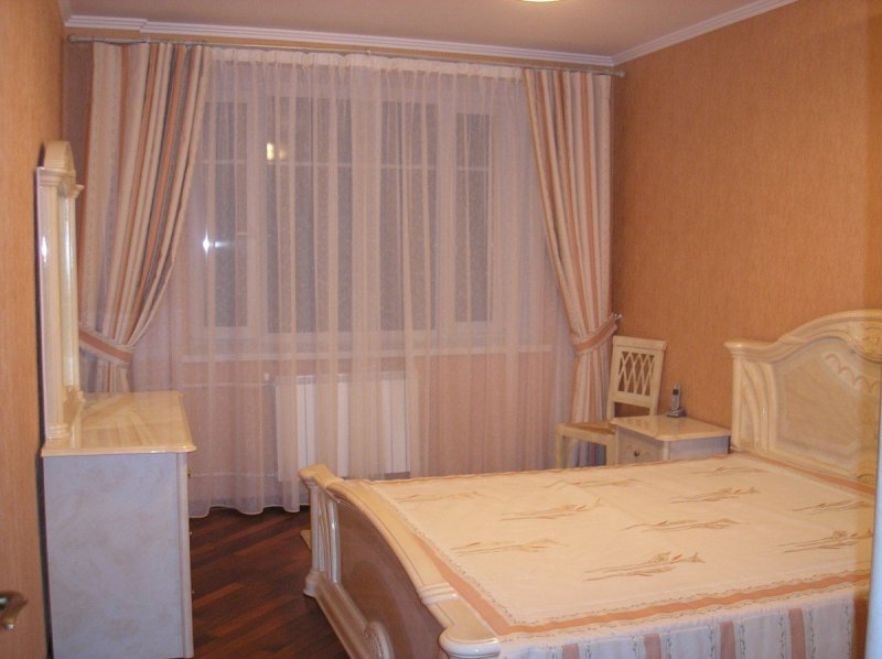 Персиковые шторы в спальню