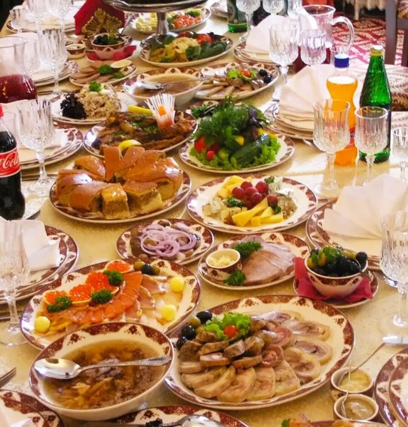 Накрытый праздничный стол
