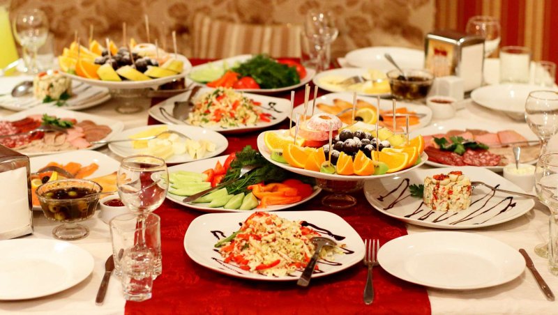Накрытый стол в ресторане