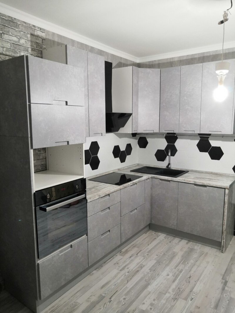 Кухня с фасадами под бетон