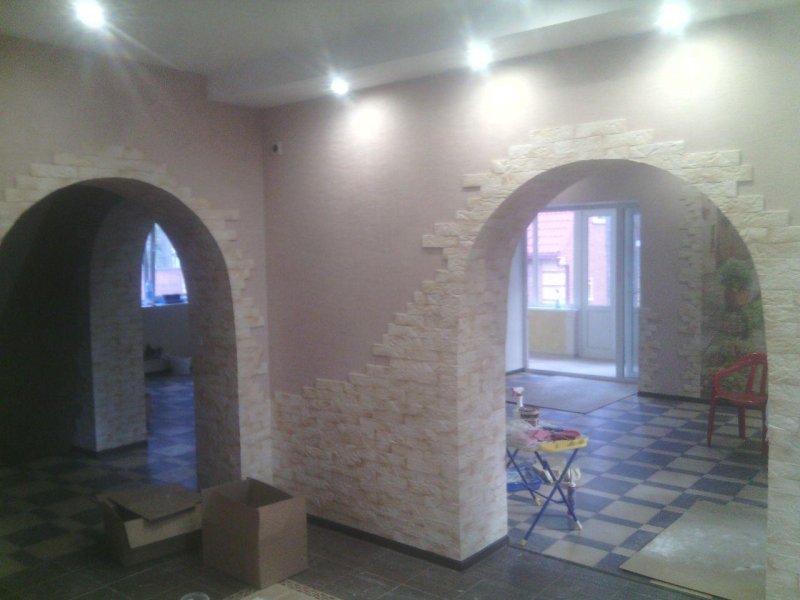 Отделка арки декоративным камнем в квартире