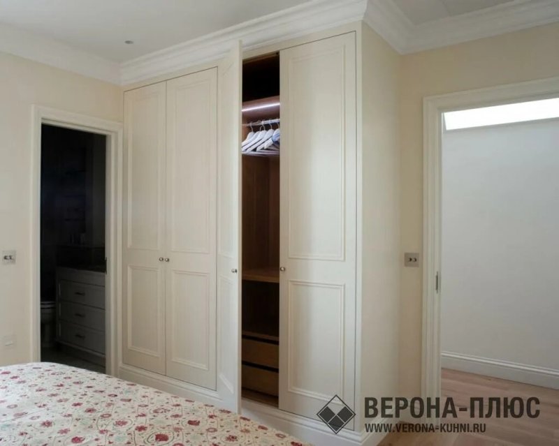 Шкаф встроенный в нишу с распашными дверями