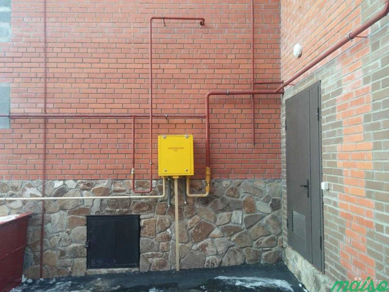 Газовая труба по фасаду частного дома