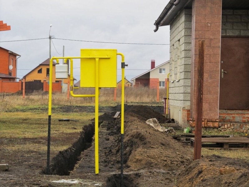 Газовая труба на участке