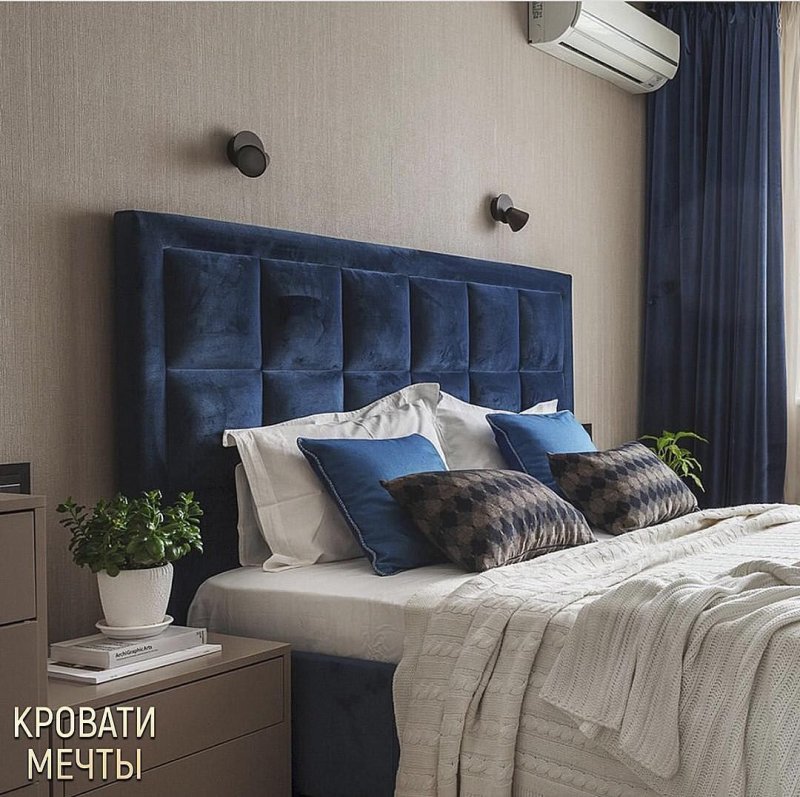 Синяя кровать в интерьере спальни