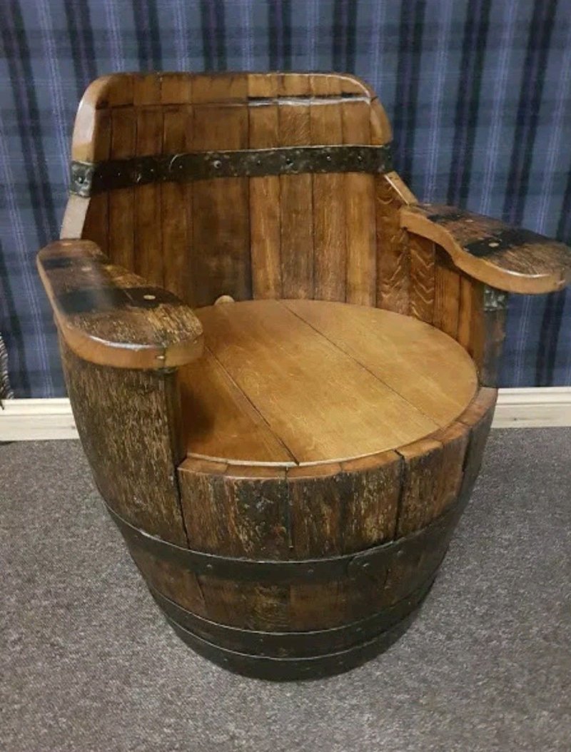 Кресло из бочки деревянной