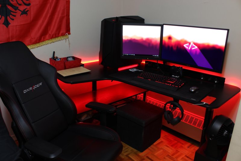 Игровой компьютерный стол
