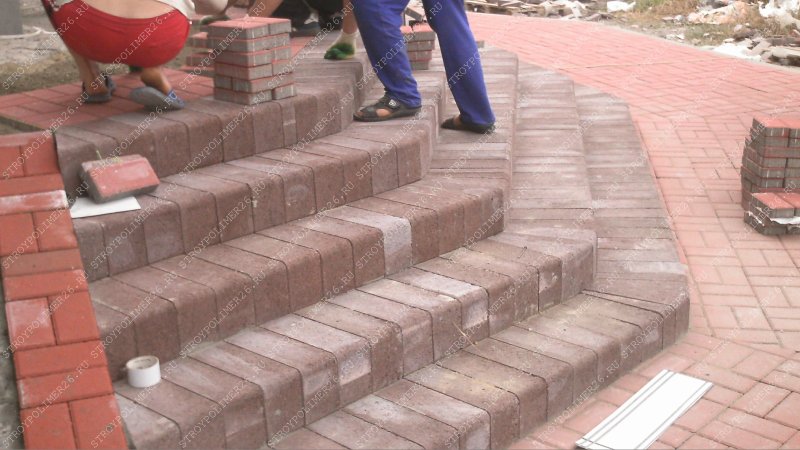 Крыльцо из тротуарной плитки и бордюров