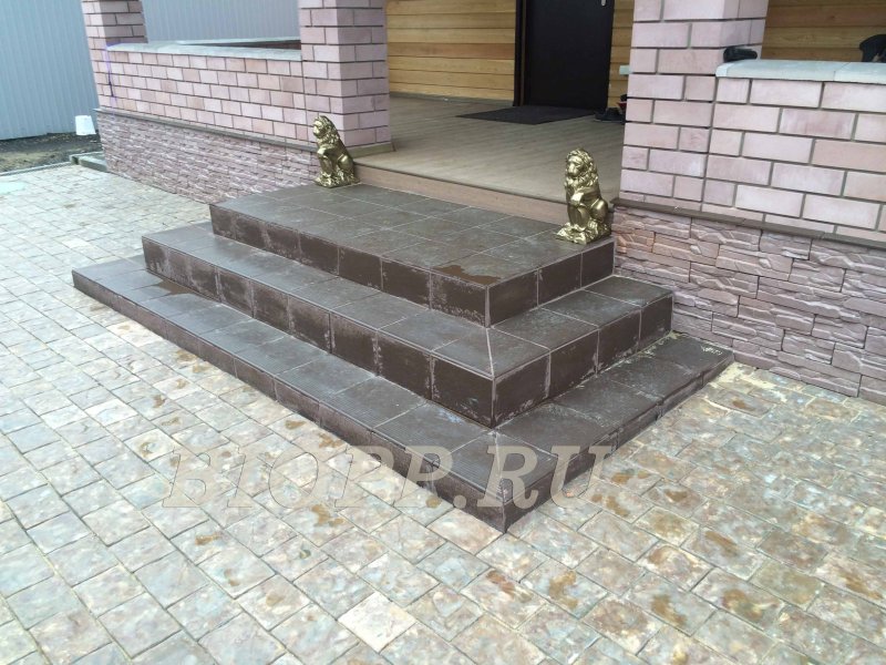 Крыльцо из тротуарной плитки для частного дома