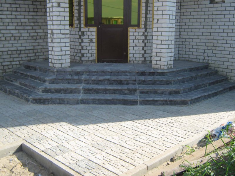 Крыльцо из тротуарной плитки и бордюров