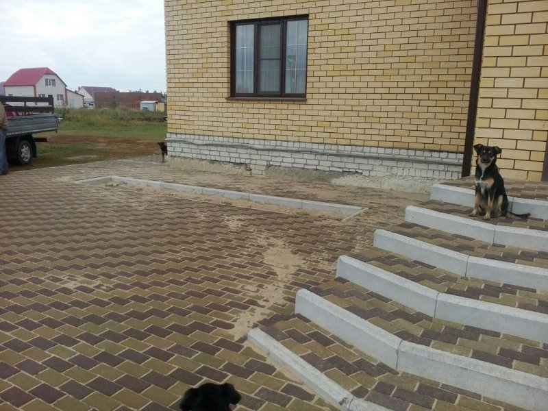 Крыльцо из тротуарной плитки и бордюров