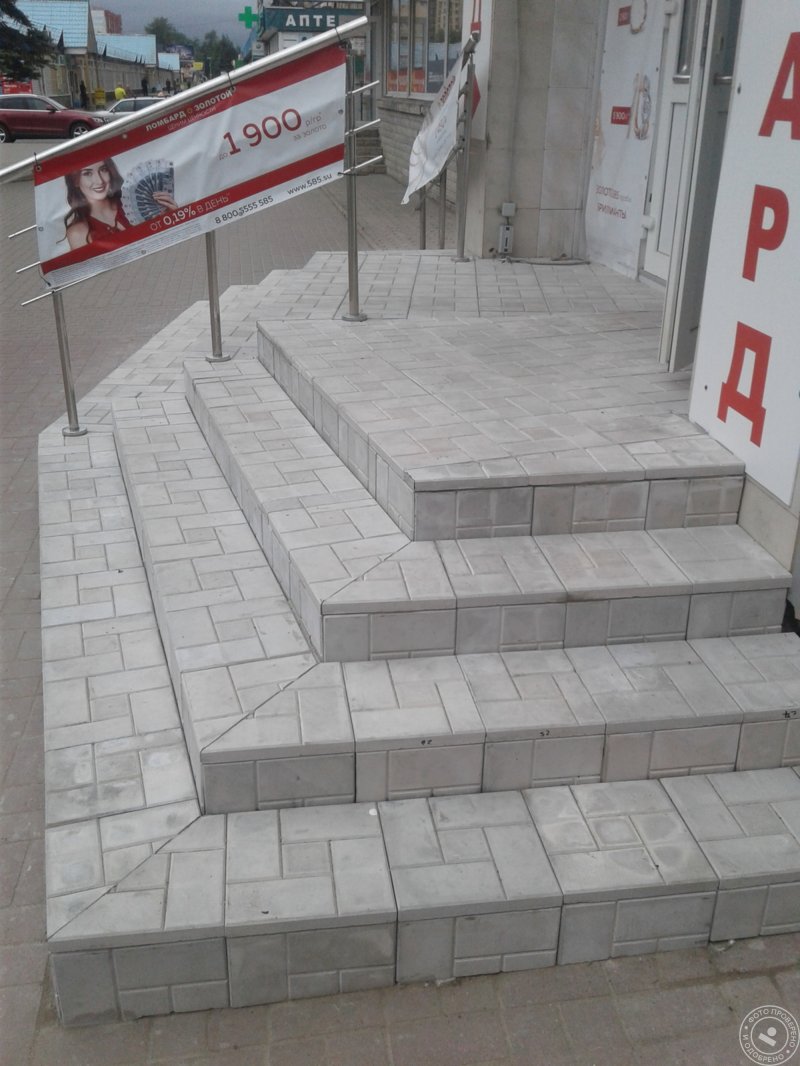 Плитка на ступени крыльца с нескользящей поверхностью