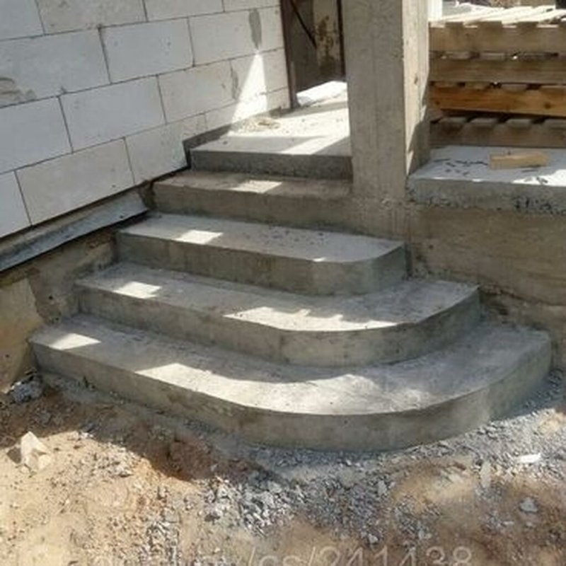 Ступеньки для крыльца из бетона в частном доме