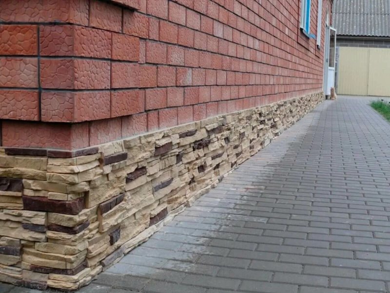 Отделка цоколя искусственным камнем