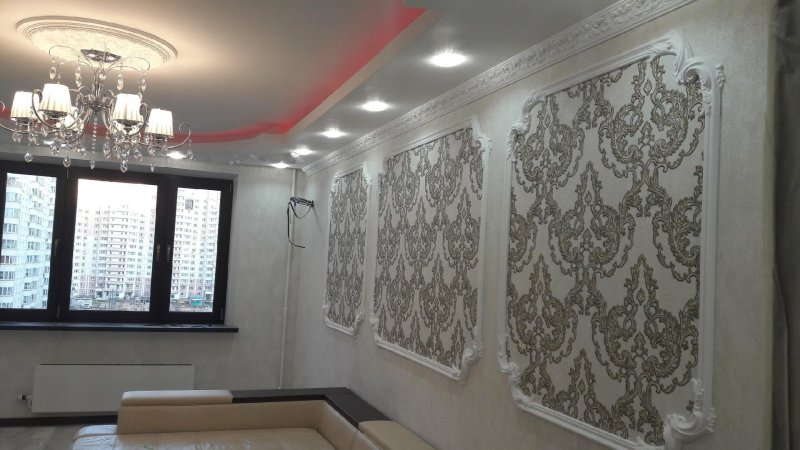 Обойные вставки в интерьере гостиной