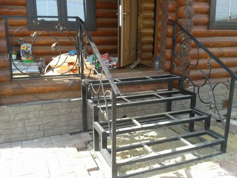 Лестница крыльцо к дому наружная из металла
