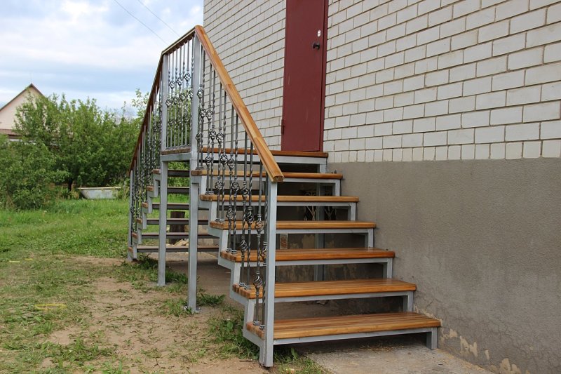 Металлическая лестница для крыльца
