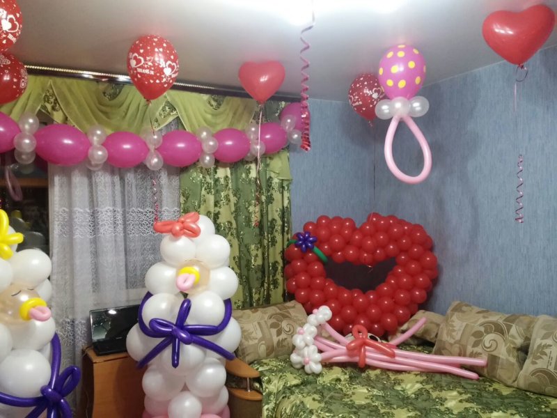 Украшение комнаты на выписку из роддома девочки