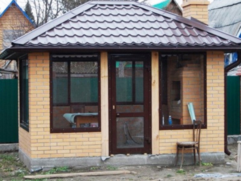 Застекленная беседка с барбекю