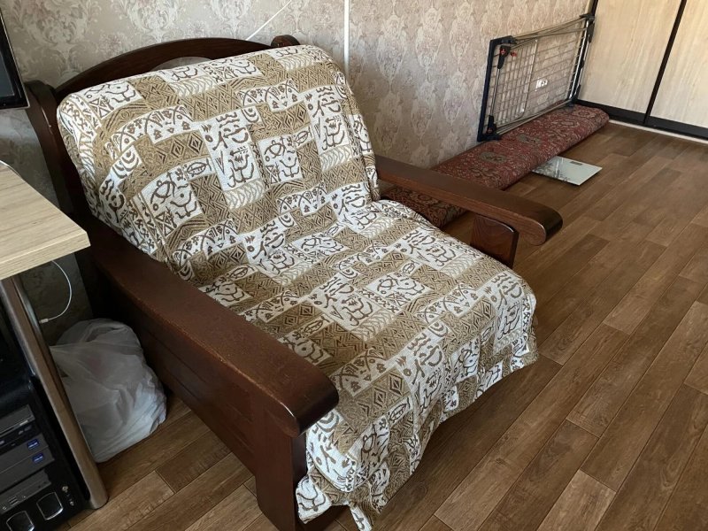 Диван аккордеон с деревянными подлокотниками