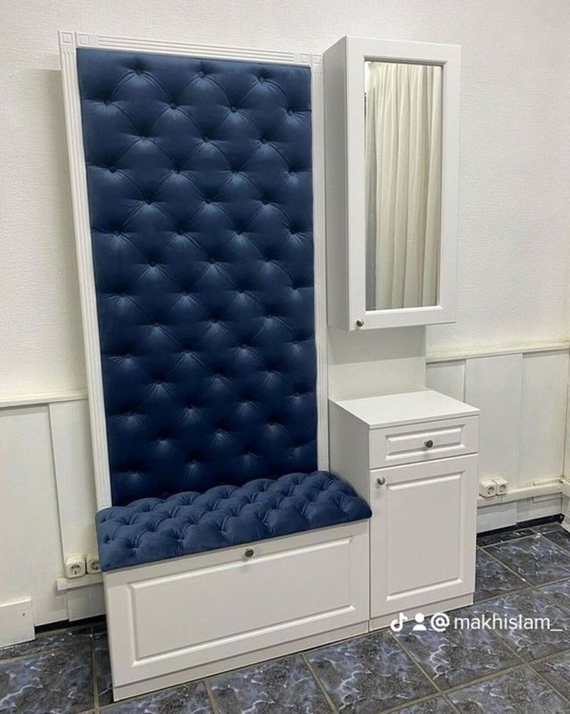 Прихожая с мягкой обивкой в современном стиле