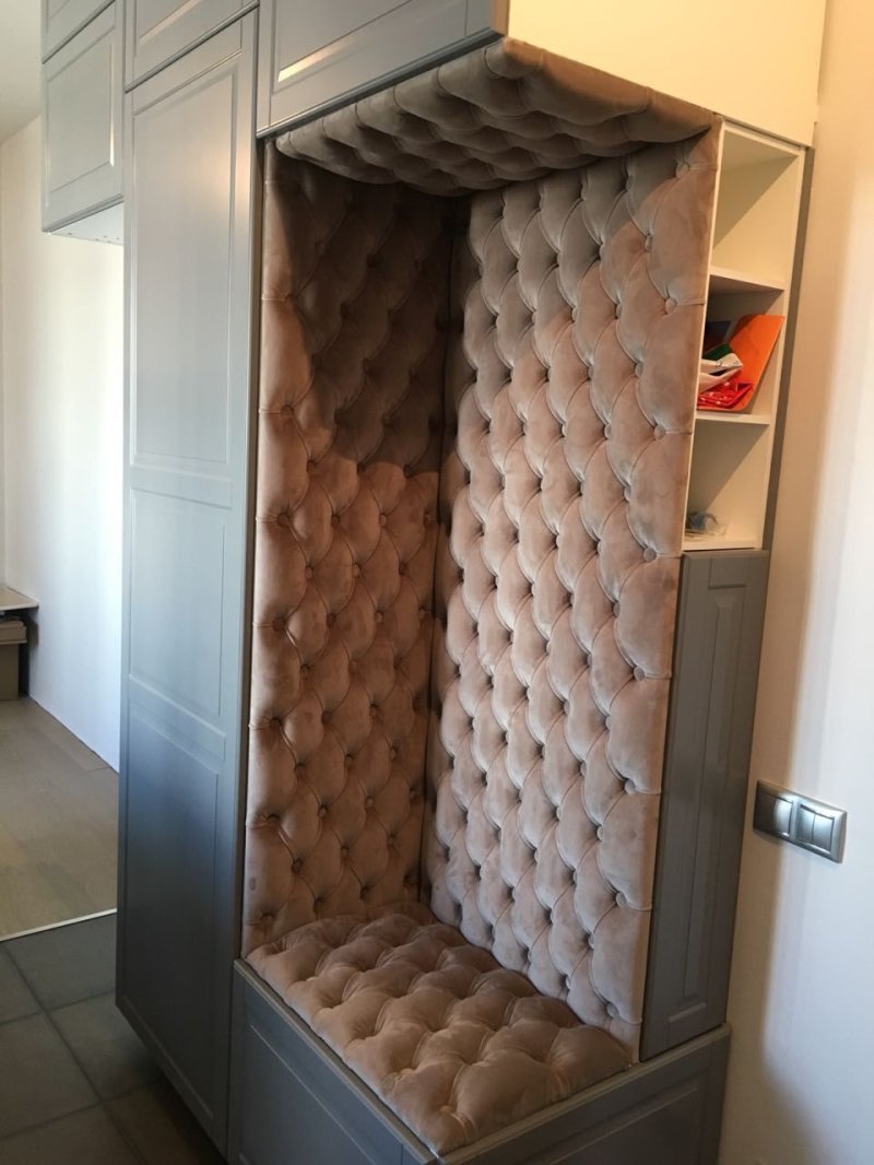 Прихожая с каретной стяжкой