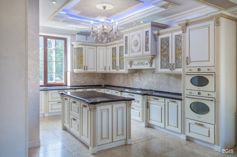 Кухня в классическом стиле светлая
