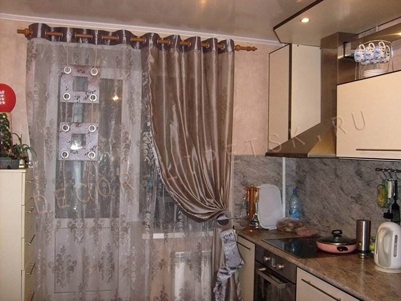 Шторы на кухню с балконом на люверсах