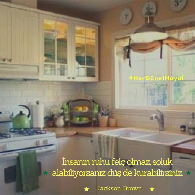 Дизайн кухни с раковиной у окна
