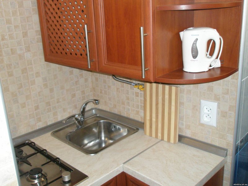 Угловая кухня с раковиной в углу