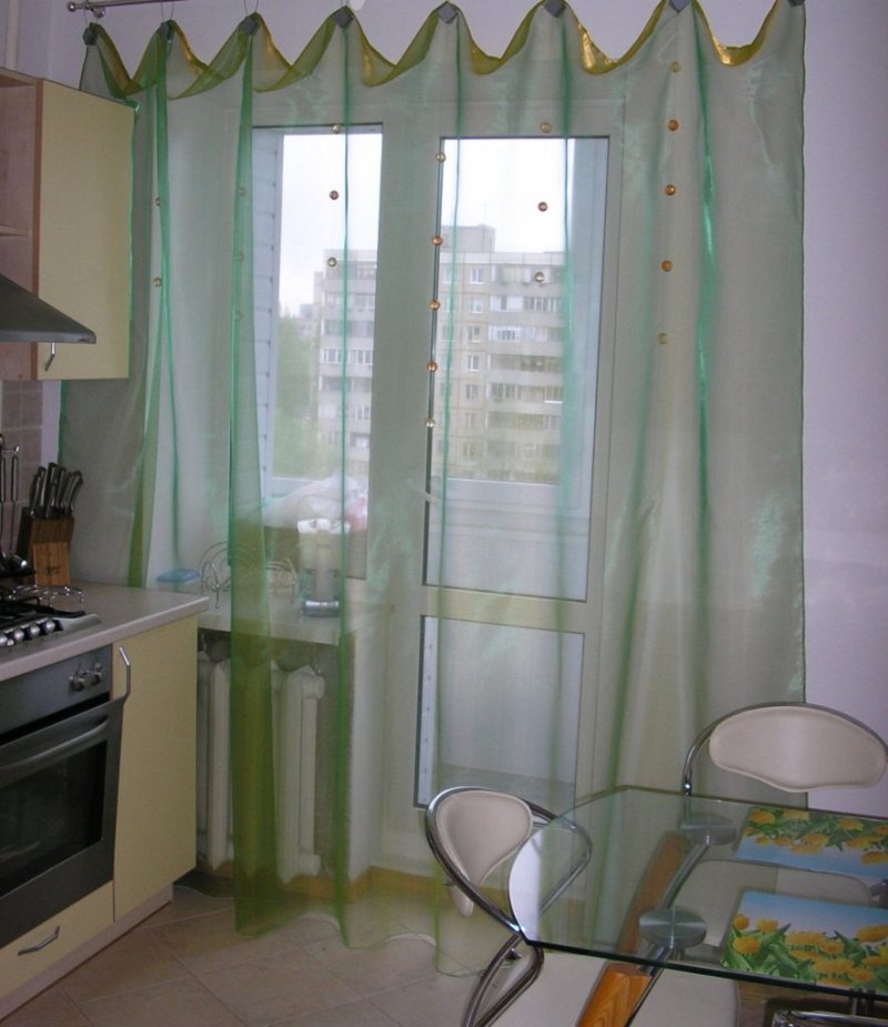 Дизайн штор для кухни с балконной дверью