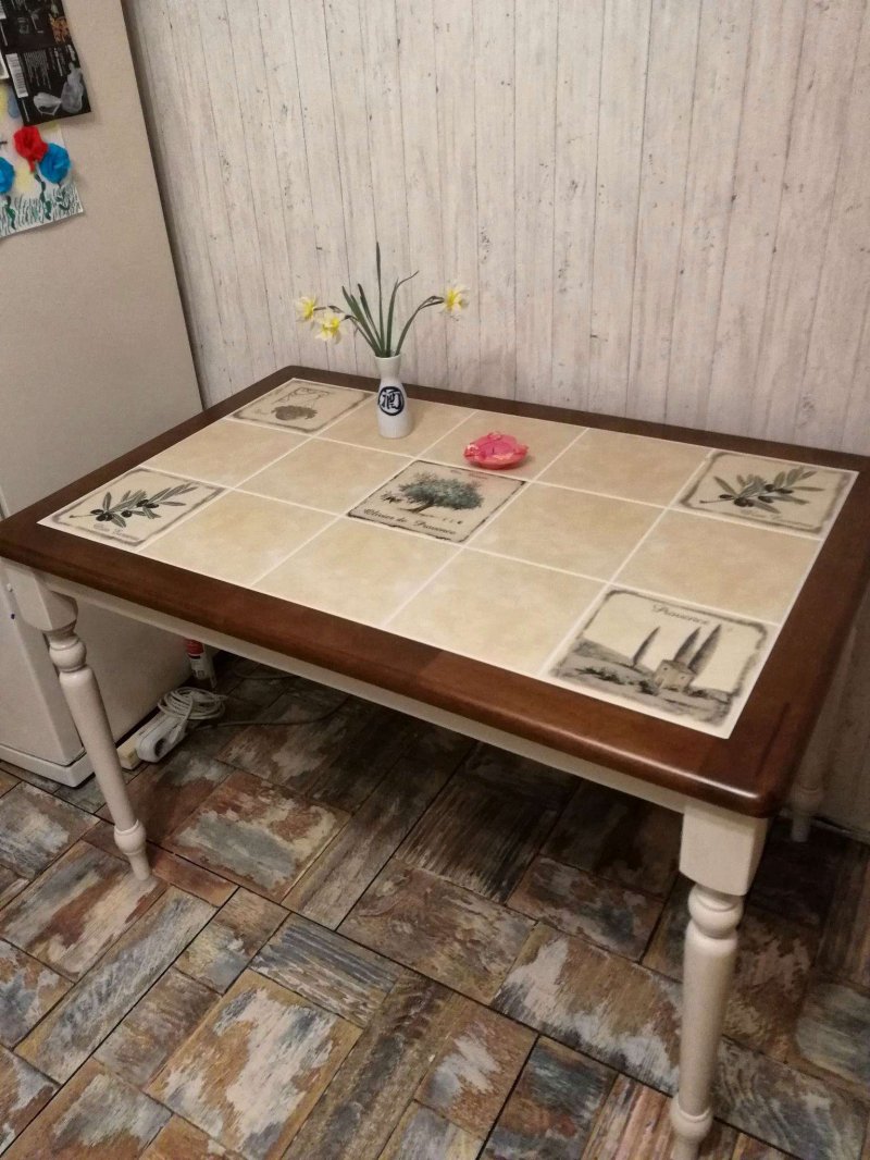 Стол с плиткой